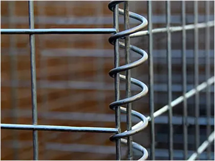 High-strength galvanized spiral wires are used to connect adjacent mesh panels, ensuring a stable and durable barrier structure.